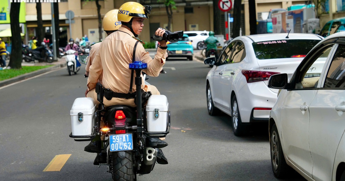 Dừng đỗ xe sai ở trung t&acirc;m TP.HCM: Thấy CSGT ghi h&igrave;nh phạt nguội, t&agrave;i xế bỏ chạy