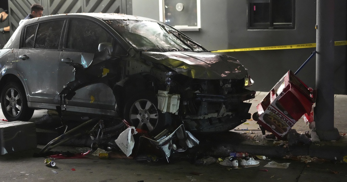 Xe lao v&agrave;o đ&aacute;m đ&ocirc;ng ở Los Angeles, 30 người bị thương