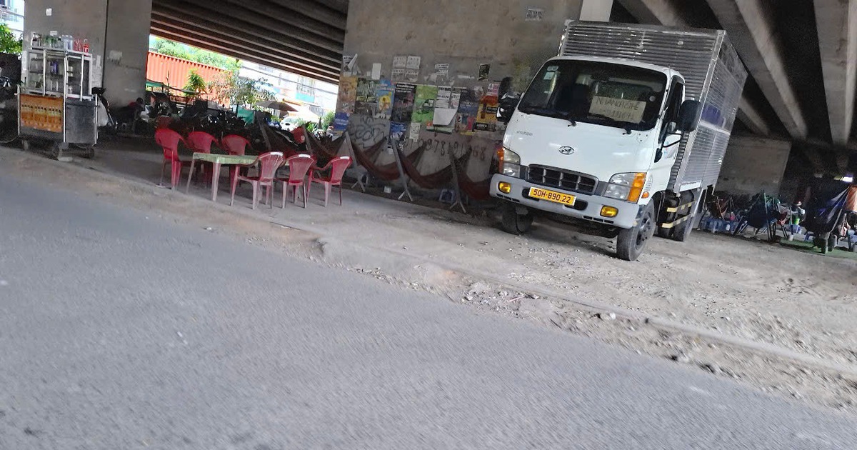 Buôn bán bát nháo và bãi rác dưới gầm cầu Phú Mỹ