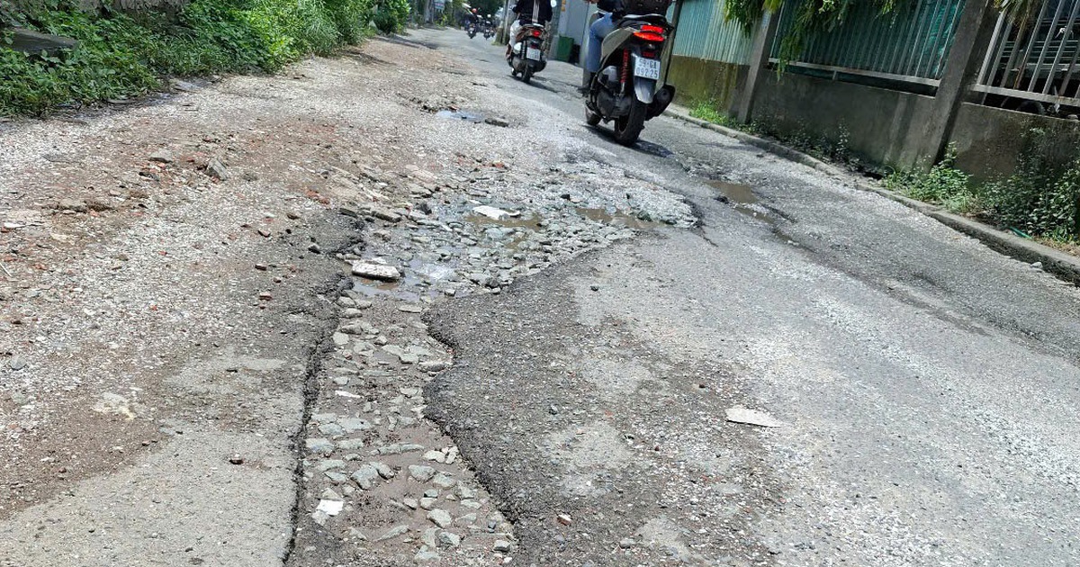 Đường nhiều ổ gà, đi lại khó khăn