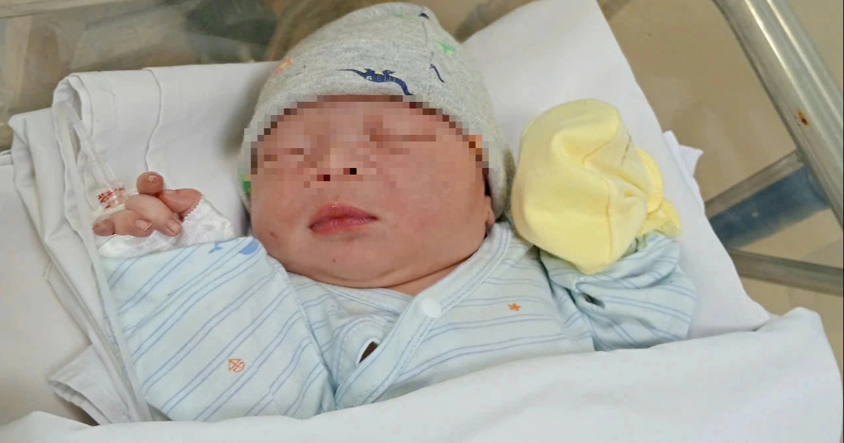 Bé gái sơ sinh còn nguyên dây rốn, bị bỏ rơi bên đường