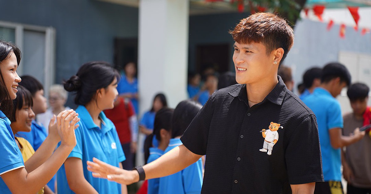 Sau giao hữu với huyền thoại M.U, Tuấn Hải có hoạt động ý nghĩa ở Đà Nẵng