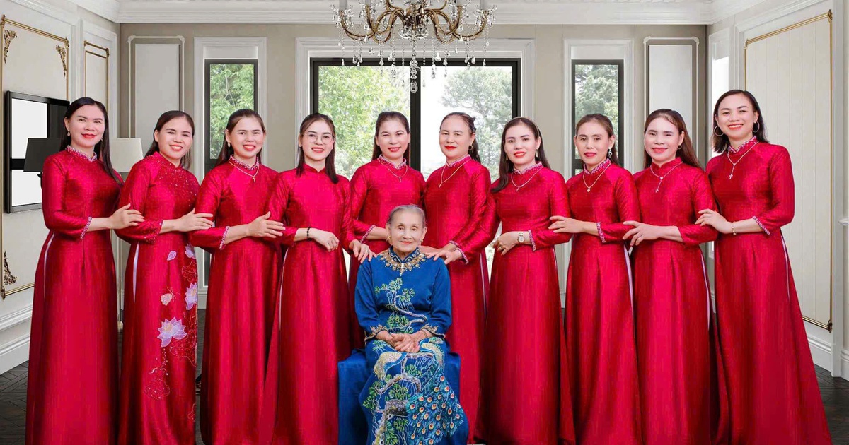 Bức ảnh cụ b&agrave; b&ecirc;n 9 con g&aacute;i v&agrave; lịch trực đặc biệt g&acirc;y b&atilde;o mạng