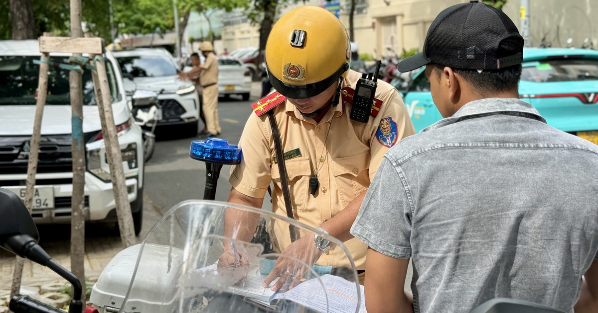 Dừng xe 10 gi&acirc;y ở đường c&oacute; biển cấm dừng đỗ, t&agrave;i xế vẫn bị CSGT phạt