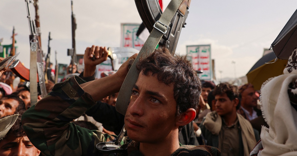 Houthi tấn c&ocirc;ng s&acirc;n bay Israel, Iran tuy&ecirc;n bố cứng rắn