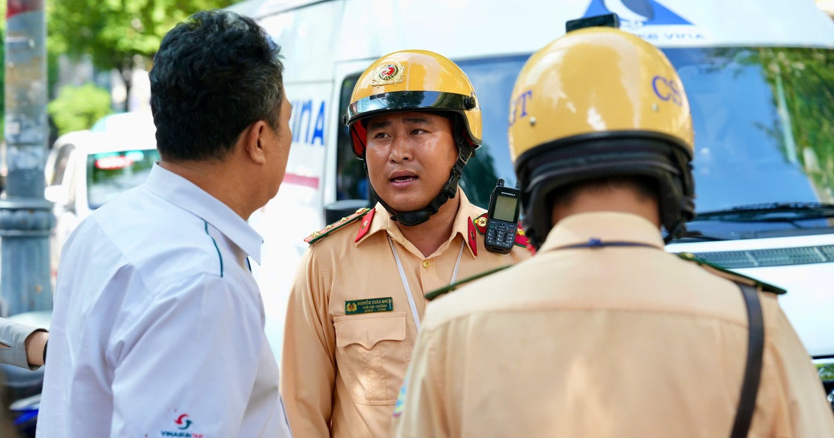Người vi phạm bất ngờ v&igrave; CSGT chỉ c&aacute;ch nộp phạt kh&ocirc;ng cần đến trụ sở