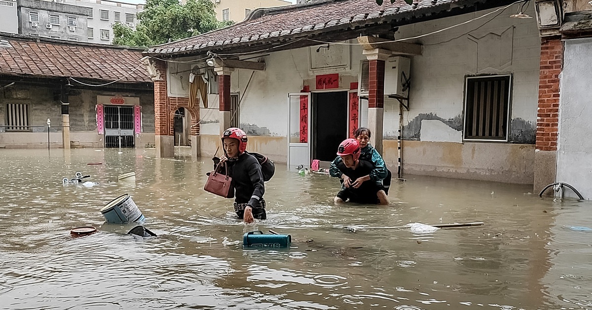 Mưa lũ g&acirc;y chết người, cuốn tr&ocirc;i nh&agrave; cửa ở Trung Quốc, Philippines, Pakistan