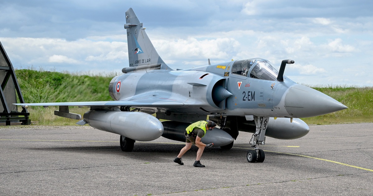 Ukraine mất chiến đấu cơ Mirage 2000, d&acirc;n phản đối luật mới