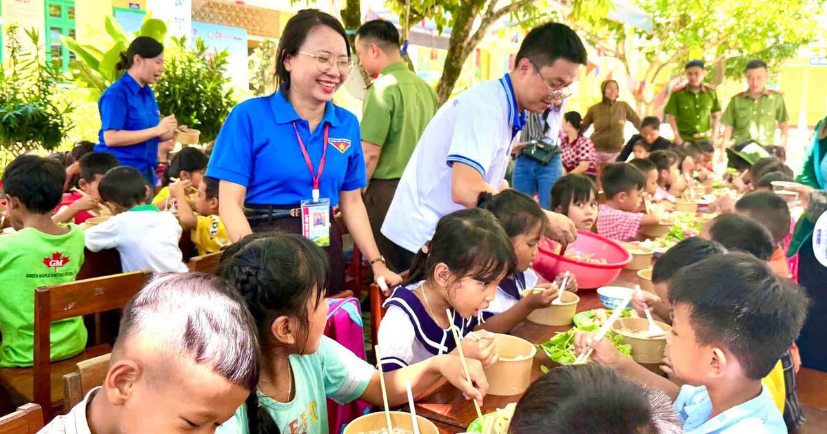 Bữa cơm ấm áp và những món quà sẻ chia