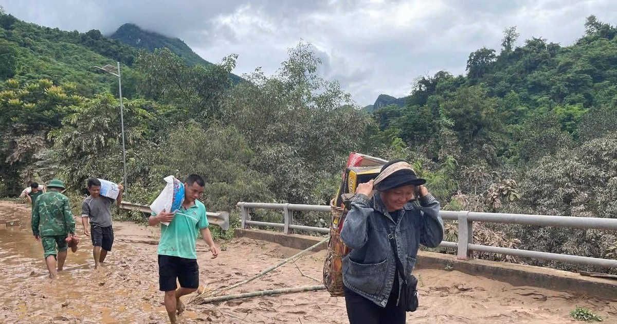 Người d&acirc;n Nghệ An bị c&ocirc; lập do lũ lụt được Viettel cộng tiền v&agrave;o t&agrave;i khoản