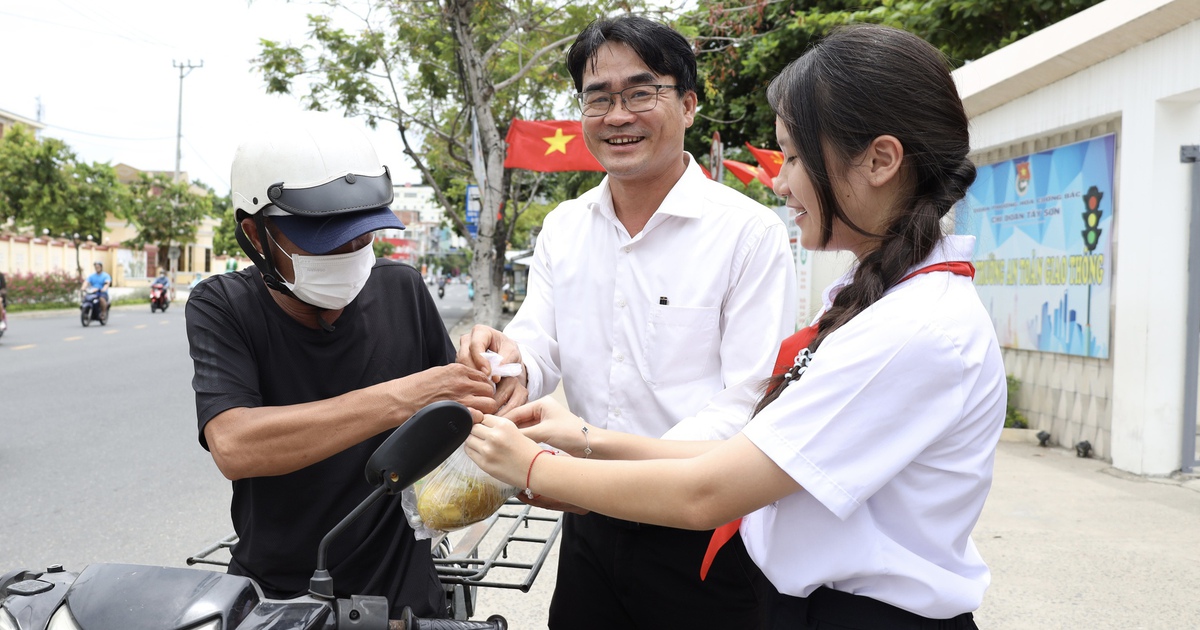 Qu&aacute;n ăn 0 đồng m&ugrave;a h&egrave;: Học sinh nấu h&agrave;ng trăm suất m&igrave; Quảng miễn ph&iacute;