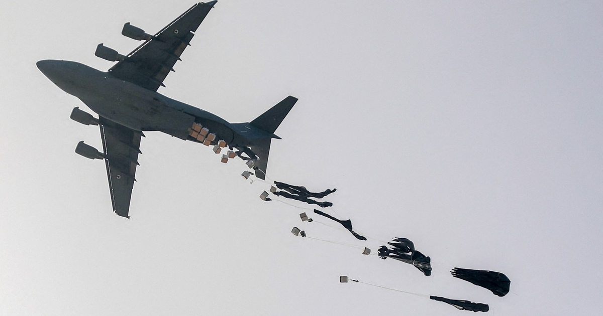 Israel cho thả h&agrave;ng viện trợ xuống Dải Gaza