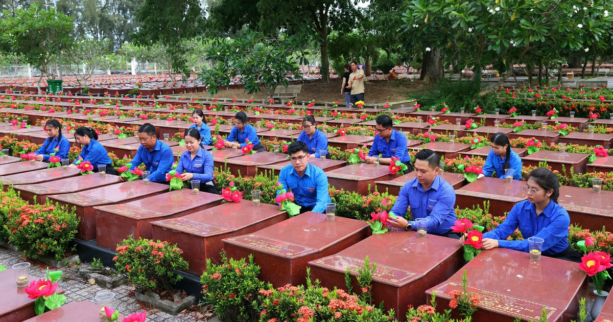 Gần 3.800 ngọn nến tri ân được thắp lên tại nghĩa trang liệt sĩ TP.Cần Thơ