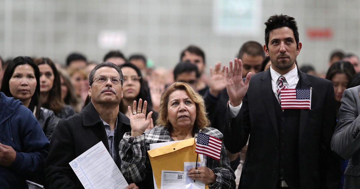 Mỹ xem x&eacute;t thay đổi chương tr&igrave;nh thị thực H-1B, b&agrave;i thi quốc tịch sẽ kh&oacute; hơn?