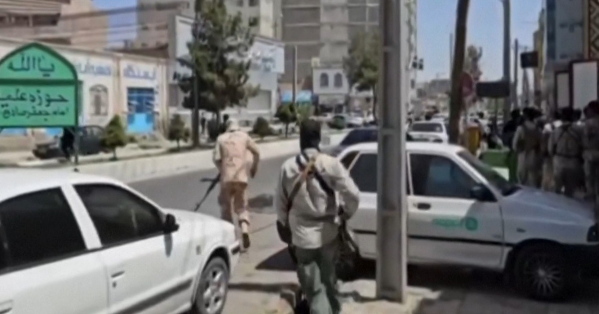 Mang bom tấn c&ocirc;ng v&agrave;o t&ograve;a &aacute;n Iran, &iacute;t nhất 9 người chết