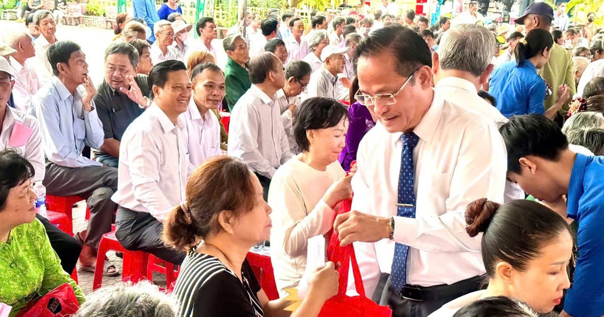 Một x&atilde; ở TP.HCM tặng qu&agrave; cho người c&oacute; c&ocirc;ng gần 643 triệu đồng