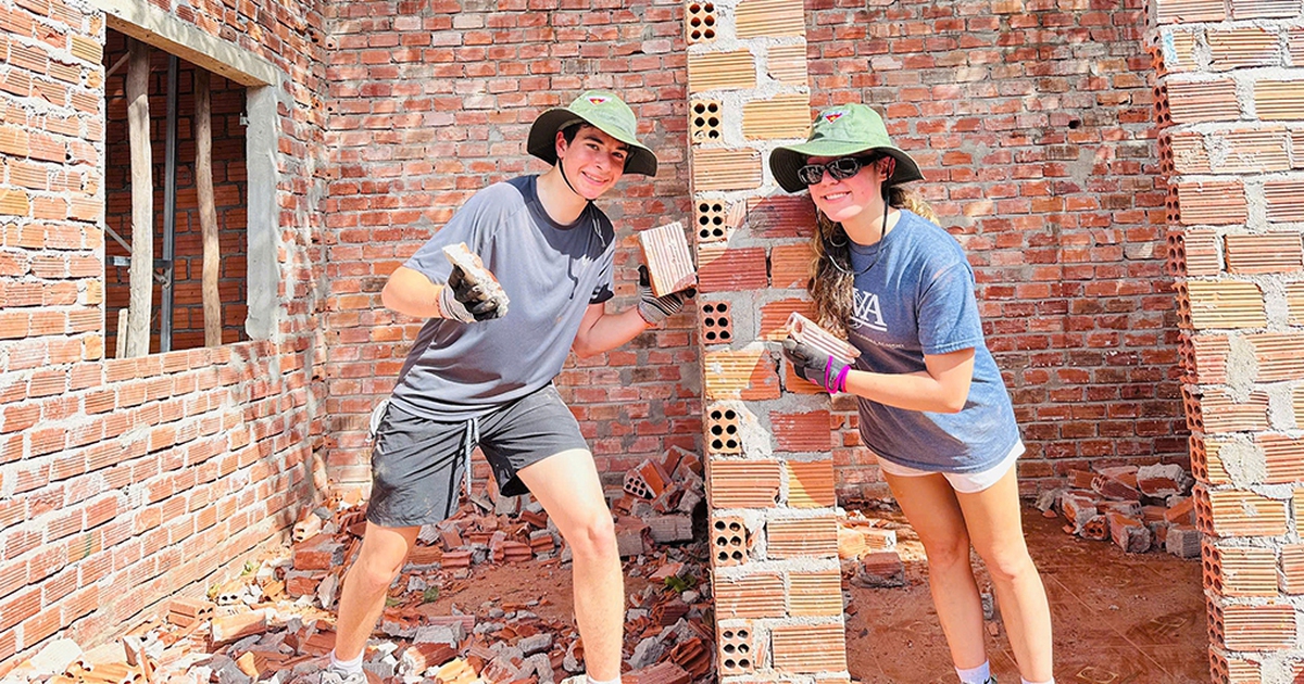 17 ngày trên đất Vạn Tường: Khi trái tim không còn khoảng cách