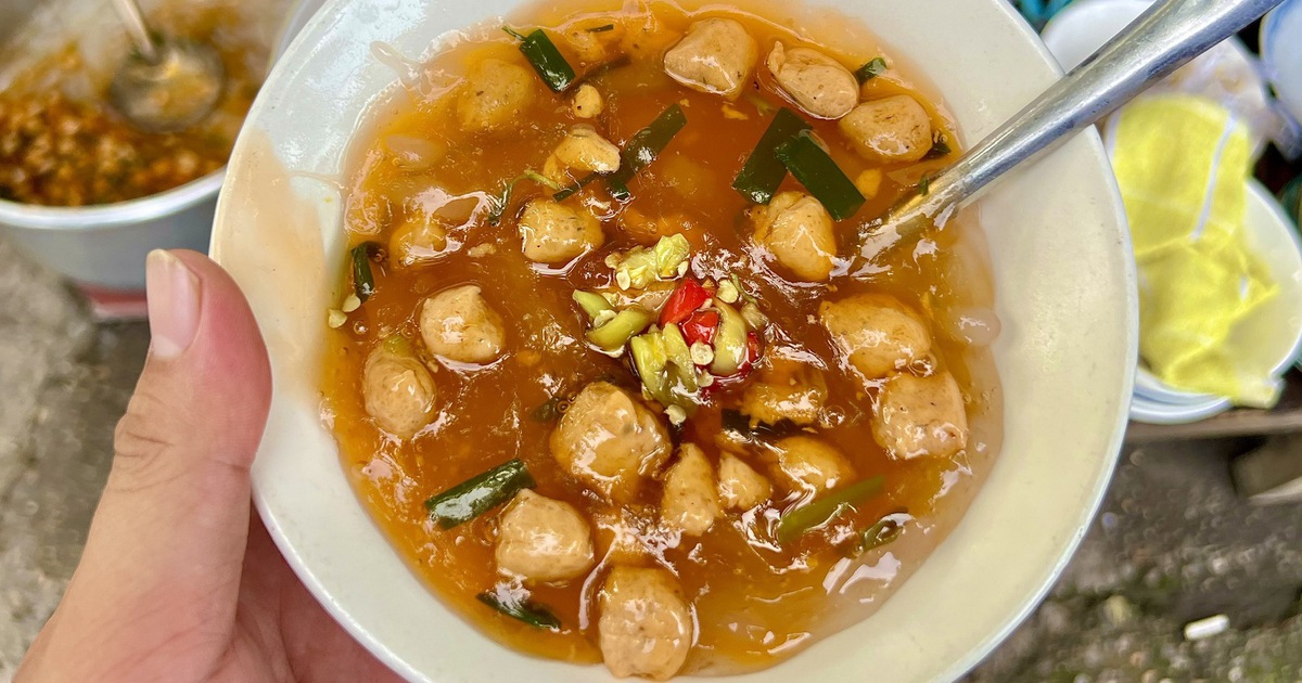 Qu&aacute;n b&aacute;nh canh Nam Phổ 10.000 đồng ở Huế: Đ&ocirc;ng k&iacute;n kh&aacute;ch, đến trễ l&agrave; hết