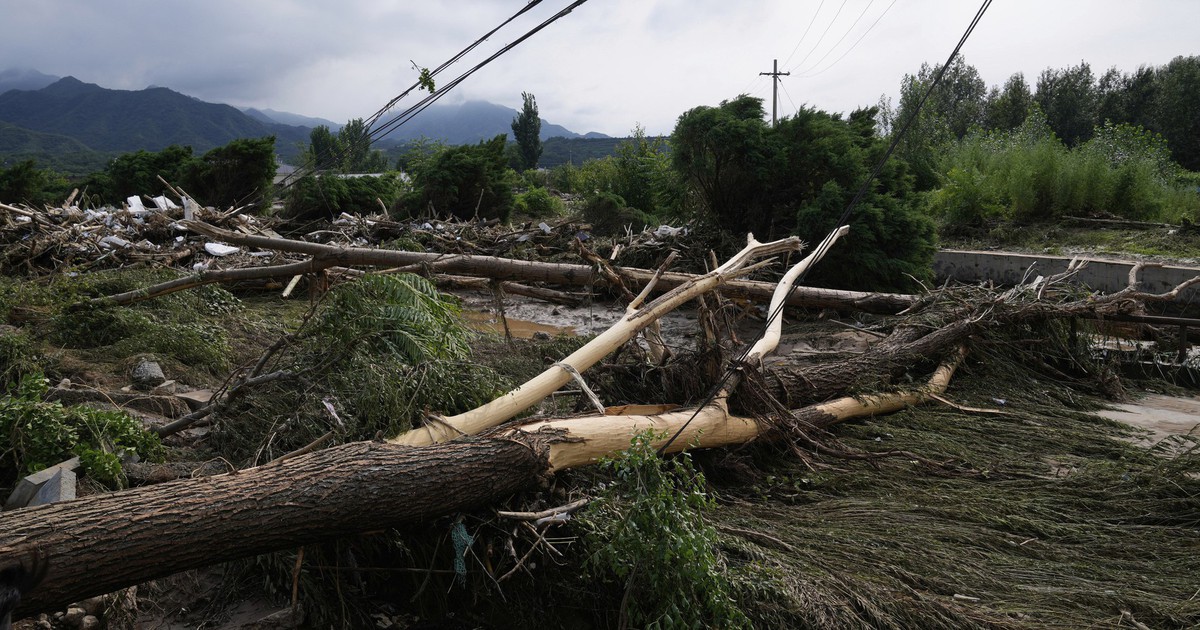 Mưa lớn l&agrave;m 30 người thiệt mạng ở Trung Quốc