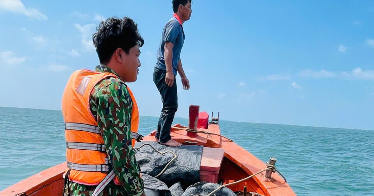 TP.HCM: Ghe c&aacute; bị ch&igrave;m ngo&agrave;i khơi, 2 ngư d&acirc;n được cứu sống
