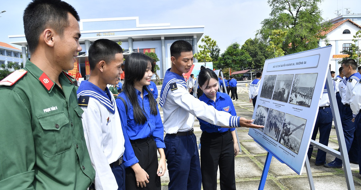 Trưng bày ảnh Hoàng Sa, Trường Sa và thành tựu Đảng bộ Vùng 2 Hải quân