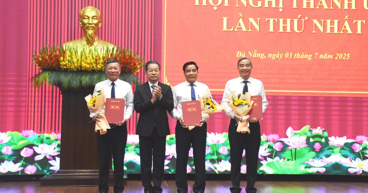 Đà Nẵng: 3 chủ tịch cùng lúc nhận quyết định nghỉ hưu trước tuổi