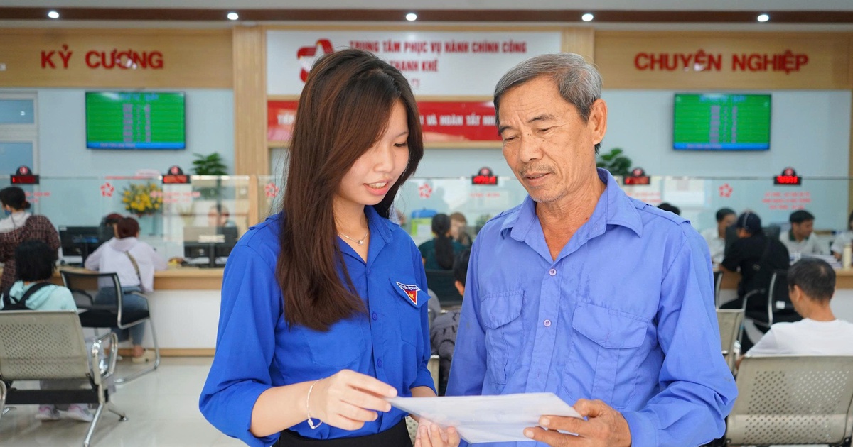 Thanh niên tình nguyện 'trực chiến' tại Trung tâm hành chính công để hỗ trợ người dân