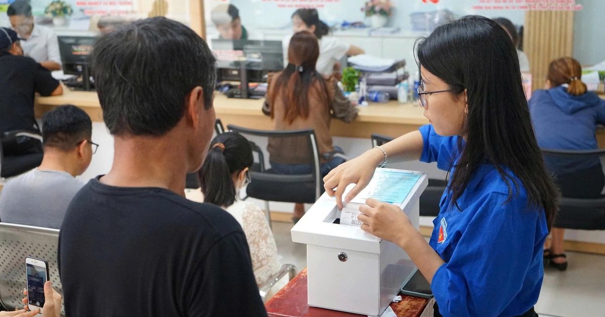 Áo xanh tận tụy trong lòng dân