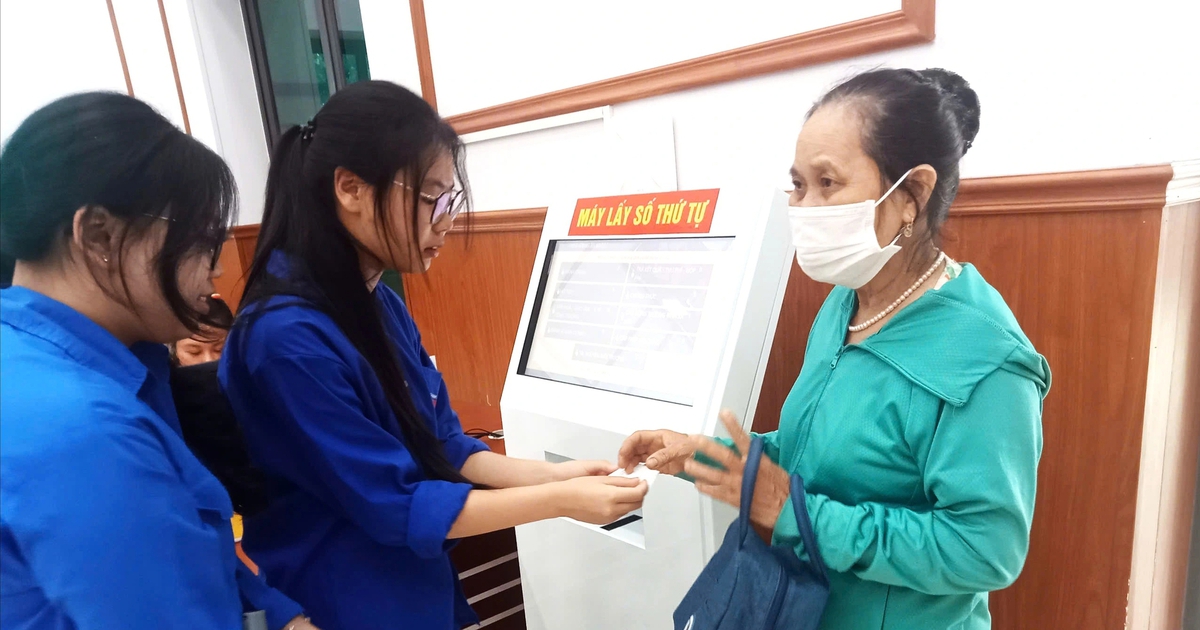 Mở cao điểm giúp dân thực hiện các dịch vụ công trực tuyến