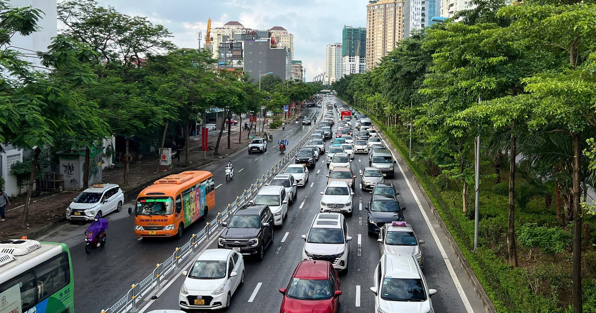 Hà Nội dựng rào sắt phân làn nhiều tuyến đường