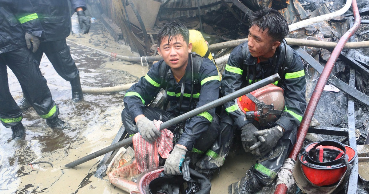 Hình ảnh Công an TP.HCM trong cuộc chiến chữa cháy kho hàng xã Bình Hưng