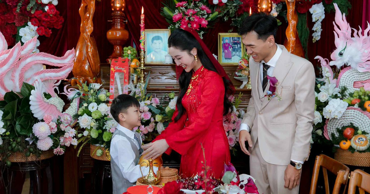 Lan tỏa tr&ecirc;n mạng x&atilde; hội: Cậu b&eacute; nu&ocirc;i heo đất l&agrave;m qu&agrave; cưới tặng chị g&aacute;i