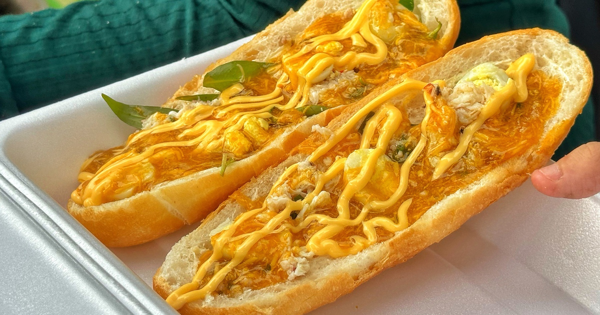 B&aacute;nh m&igrave; xốt gạch cua &#039;g&acirc;y sốt&#039; ở TP.HCM: M&oacute;n lạ khiến kh&aacute;ch &ugrave;n &ugrave;n k&eacute;o đến