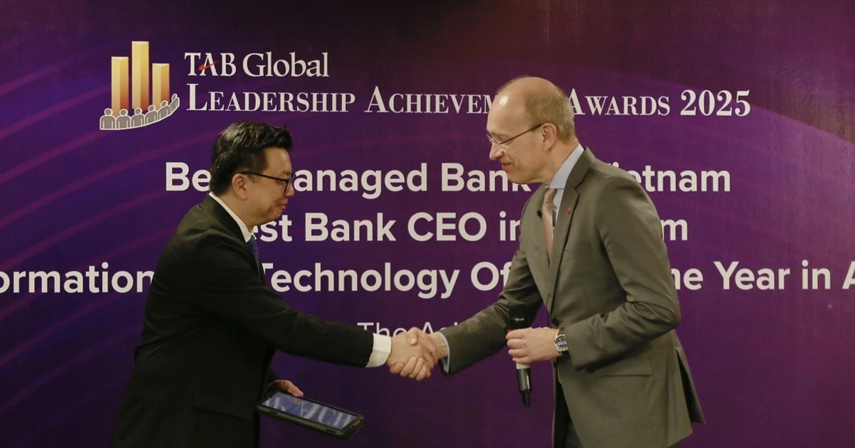 CEO Techcombank được vinh danh ‘Tổng giám đốc điều hành ngân hàng xuất sắc nhất Việt Nam’