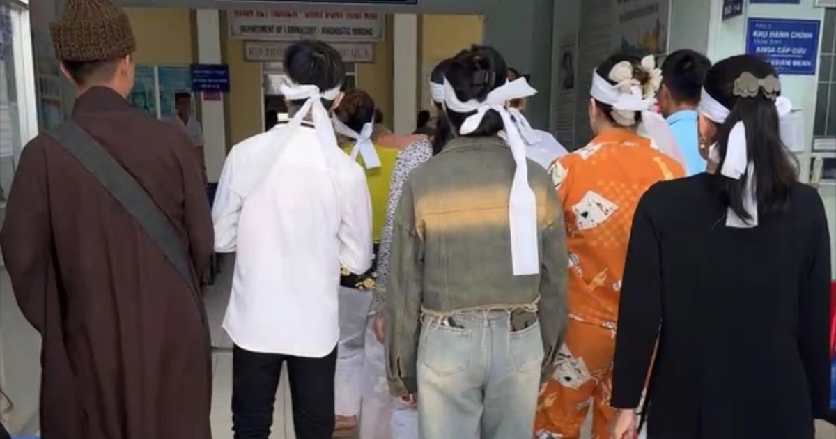 Cà Mau: Người nhà, thầy cúng đến 'trục vong' tại Trung tâm y tế U Minh
