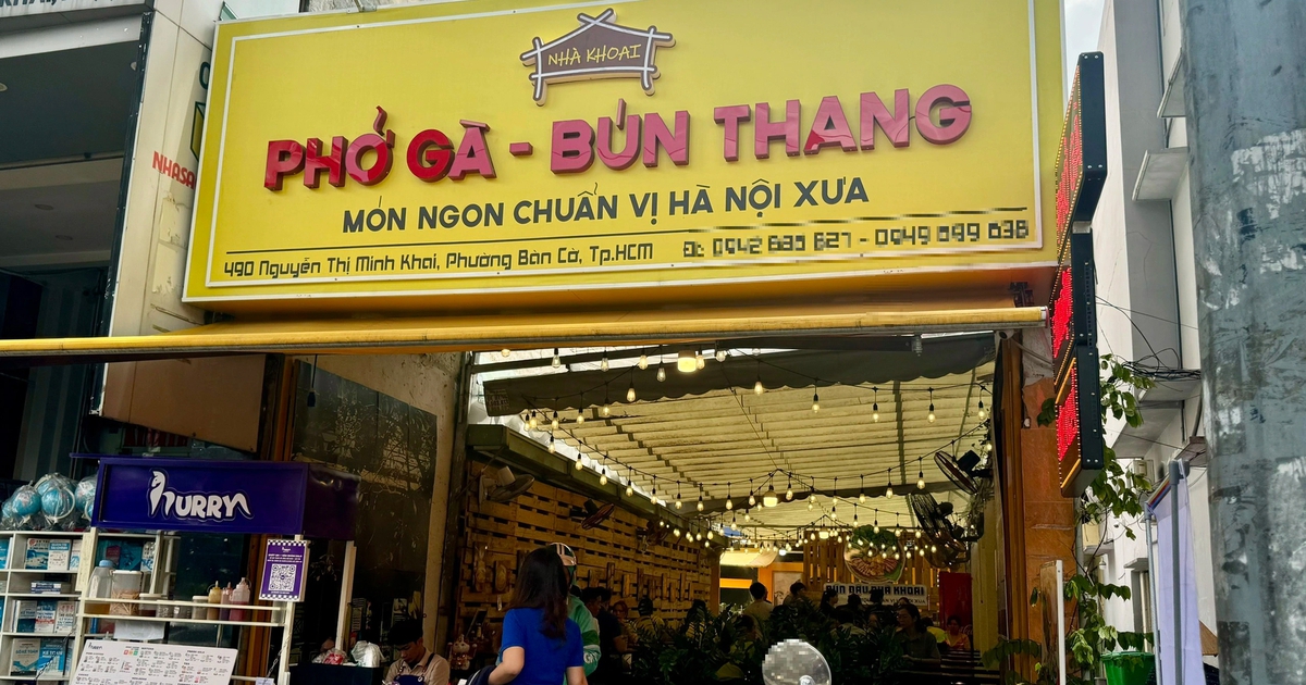 Các hàng quán bắt đầu gắn biển hiệu cập nhật tên phường mới ở TP.HCM