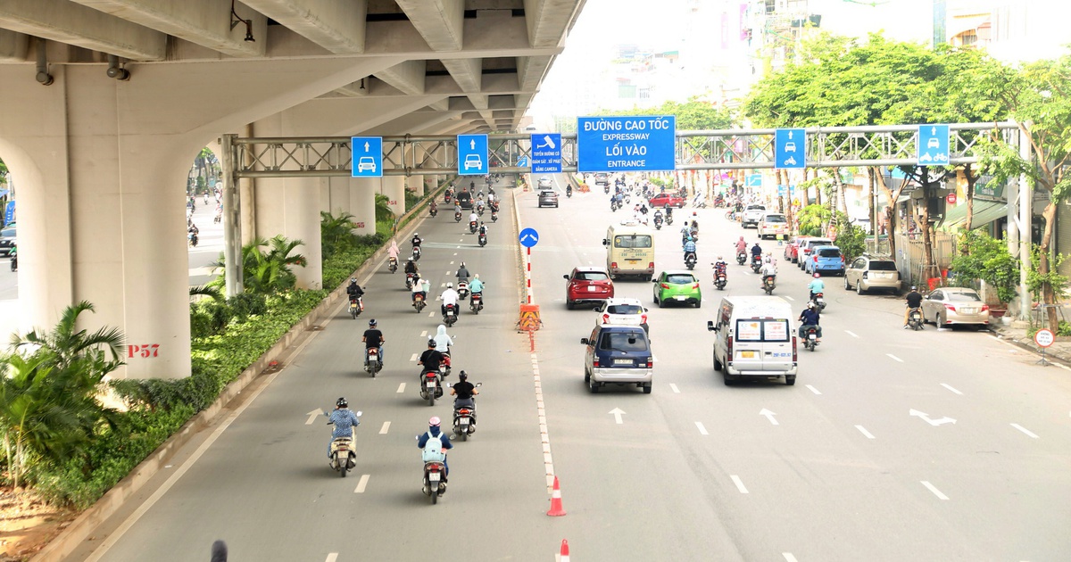 Nhiều xe máy đi sai làn sau khi dựng rào sắt trên đường Phạm Văn Đồng