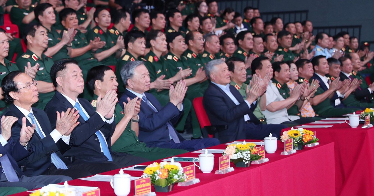 Tổng Bí thư Tô Lâm dự giao lưu nghệ thuật 'Khắc ghi lời Bác - vang nhịp quân hành'