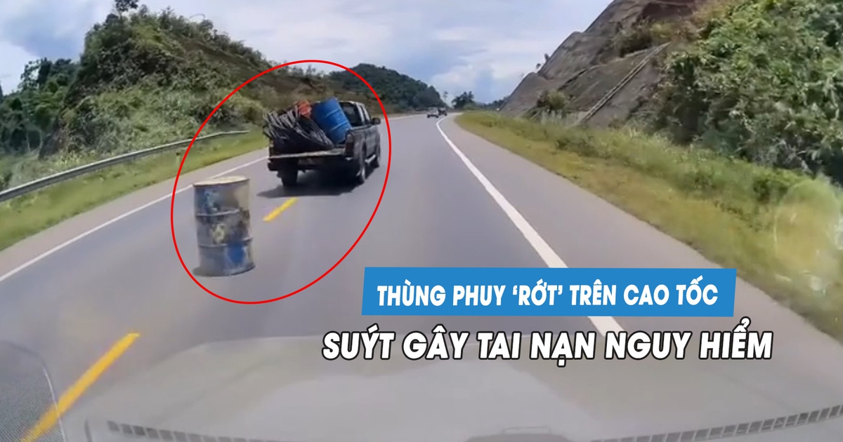 Xe bán tải 'đánh rơi' thùng phuy trên cao tốc, suýt gây tai nạn chết người