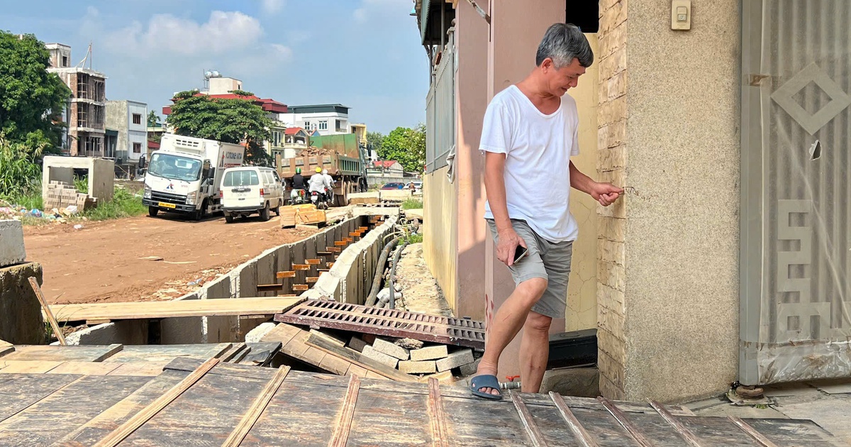 Mặt đường cao hơn nền nhà cả mét, dân bắc cầu vào nhà