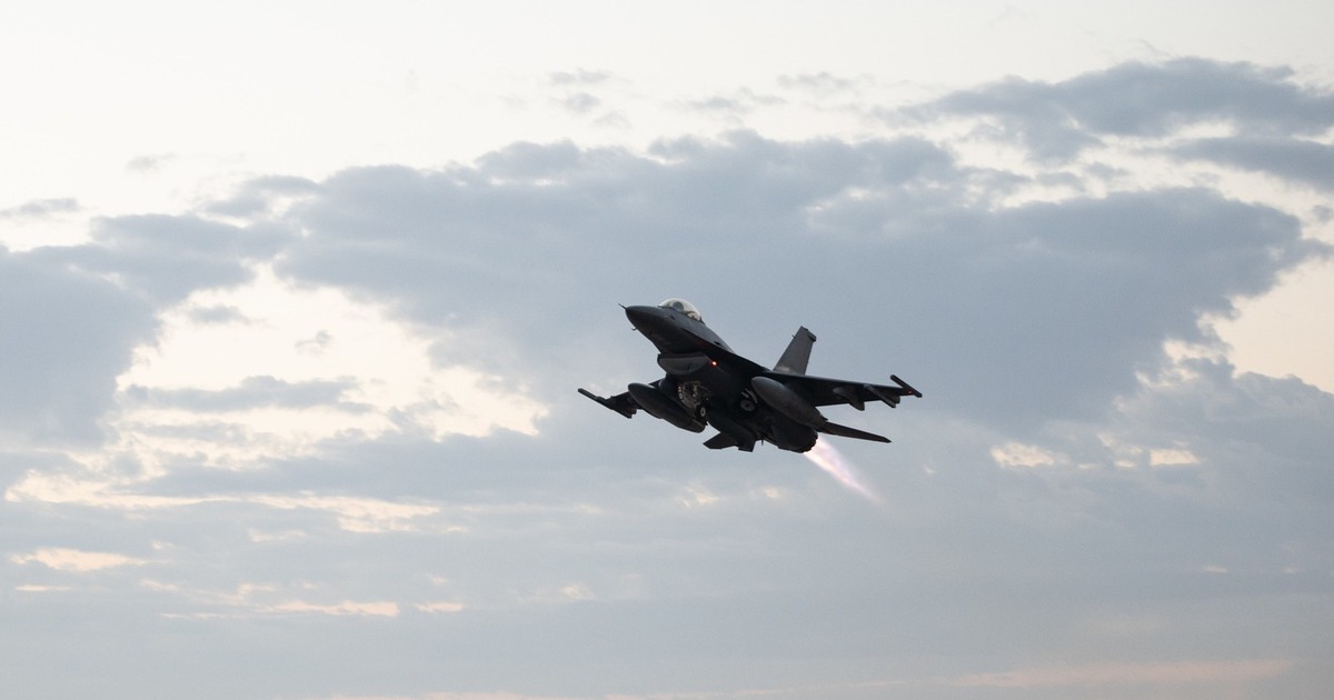 F-16 chặn máy bay vi phạm vùng cấm trên sân golf của Tổng thống Trump