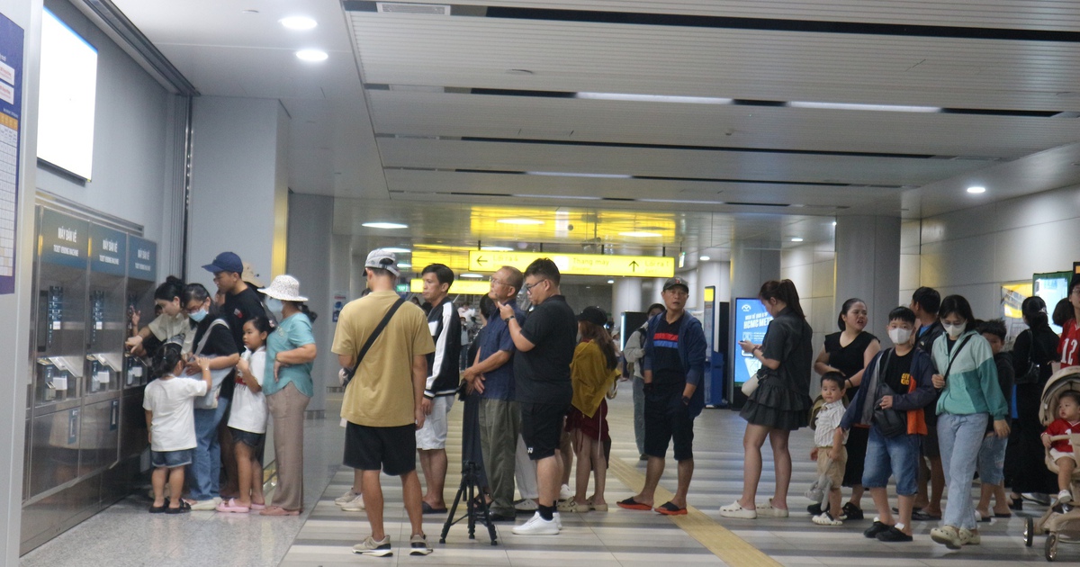 Cuối tuần, nhiều người xếp hàng dài mua vé tự động ở metro