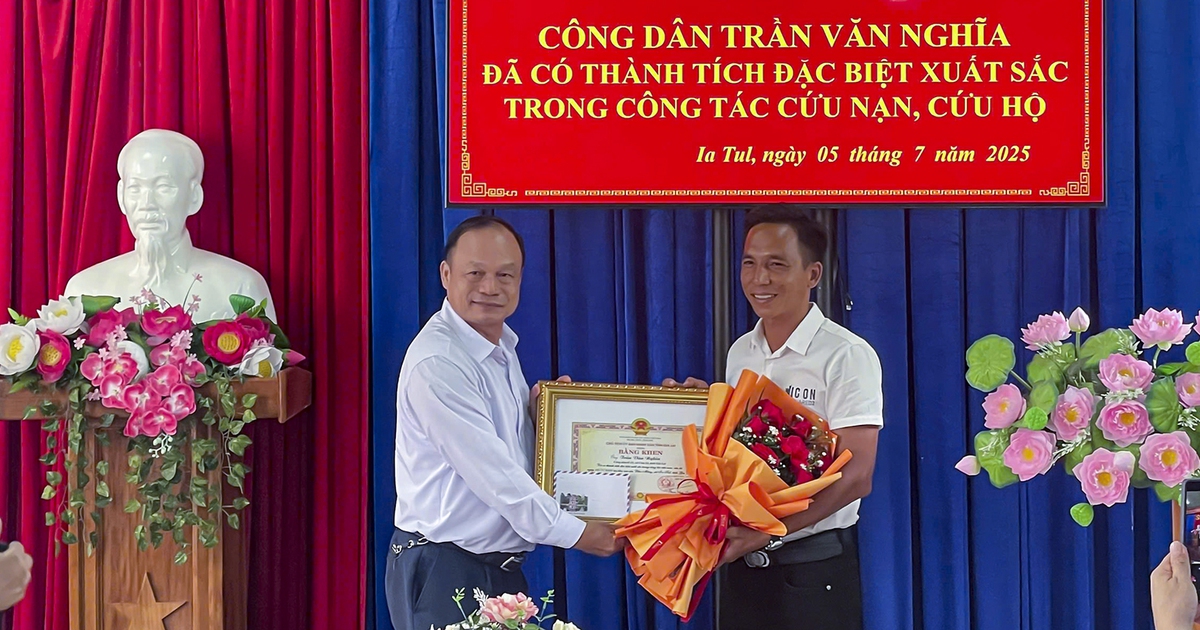 Cứu người giữa dòng lũ: Hành động đẹp của ‘người hùng đời thường’