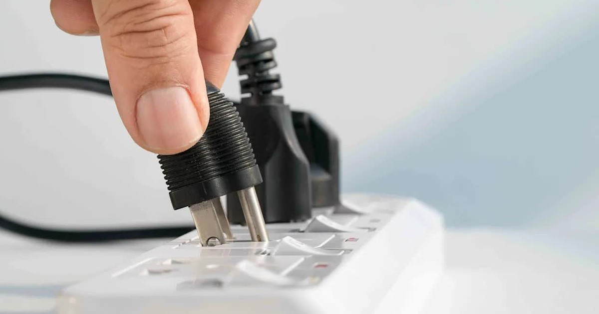 Có nên rút phích cắm các thiết bị điện tử ngày giông bão