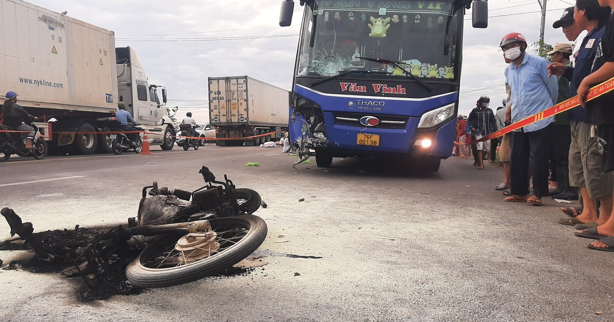 Gia Lai: Va chạm với xe khách, xe máy bốc cháy, hai người tử vong