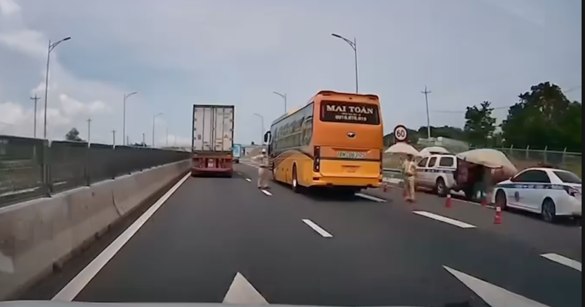 CSGT c&oacute; được dừng xe tr&ecirc;n cao tốc để xử l&yacute; vi phạm?