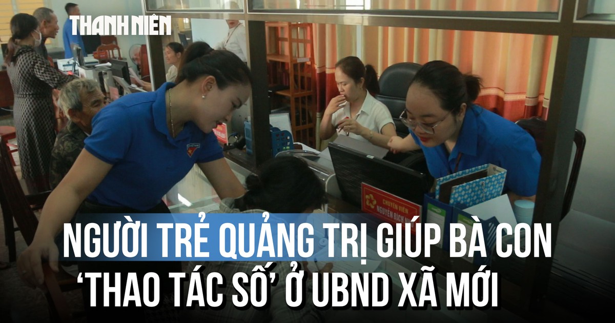 Người trẻ Quảng Trị giúp bà con ‘thao tác số’ ở UBND xã mới