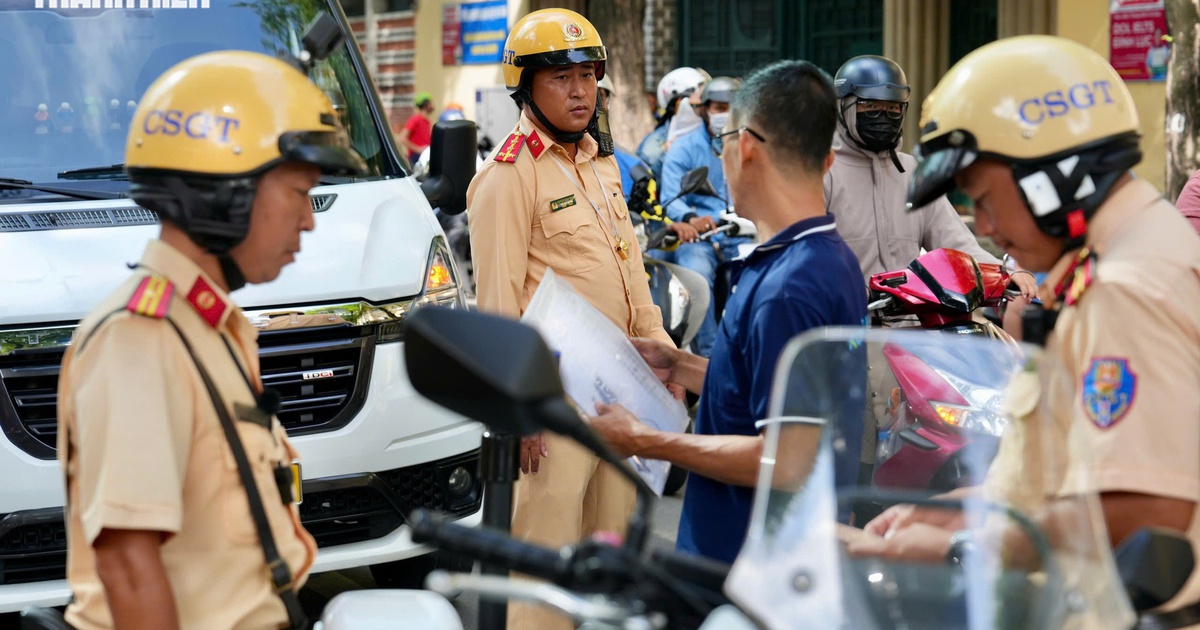 Bị CSGT thổi phạt, t&agrave;i xế &#039;kh&oacute;c r&ograve;ng&#039; v&igrave; qu&ecirc;n mật khẩu VNeID, kh&ocirc;ng tr&igrave;nh được GPLX