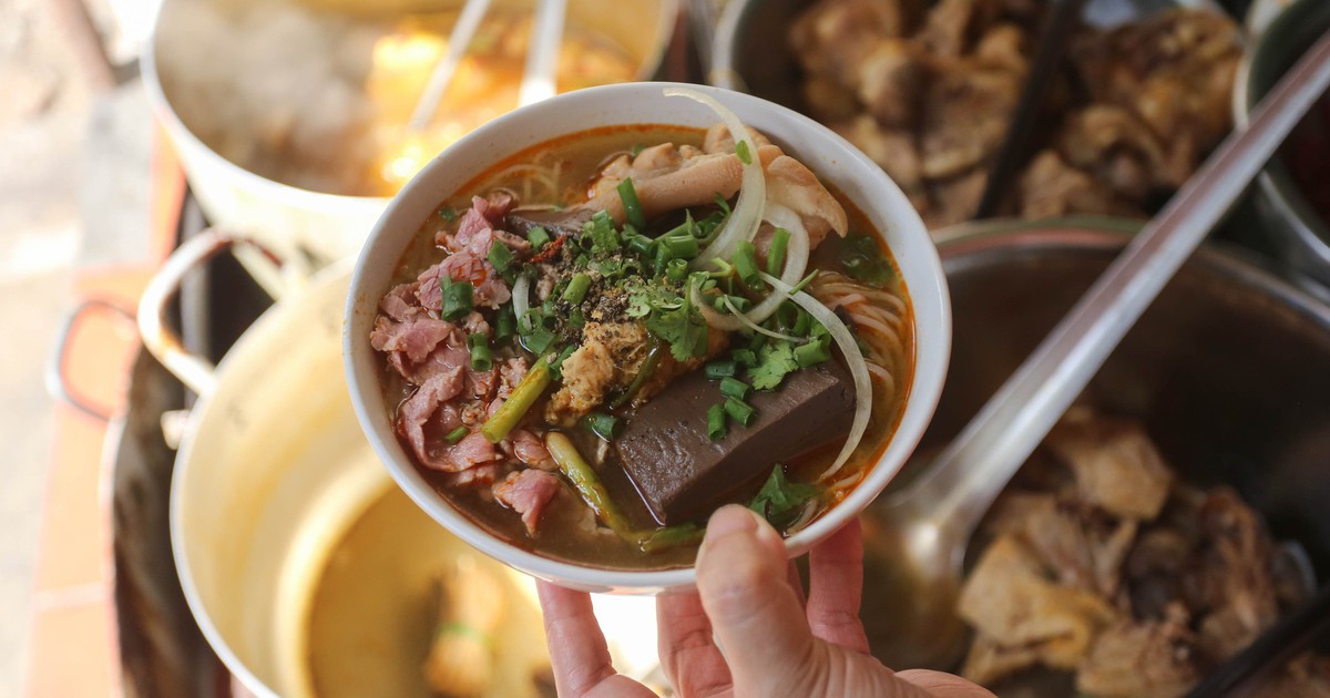 Qu&aacute;n b&uacute;n b&ograve; Huế &#039;chuẩn vị&#039; gần 4 thập kỷ tr&ecirc;n phố cổ Chi Lăng