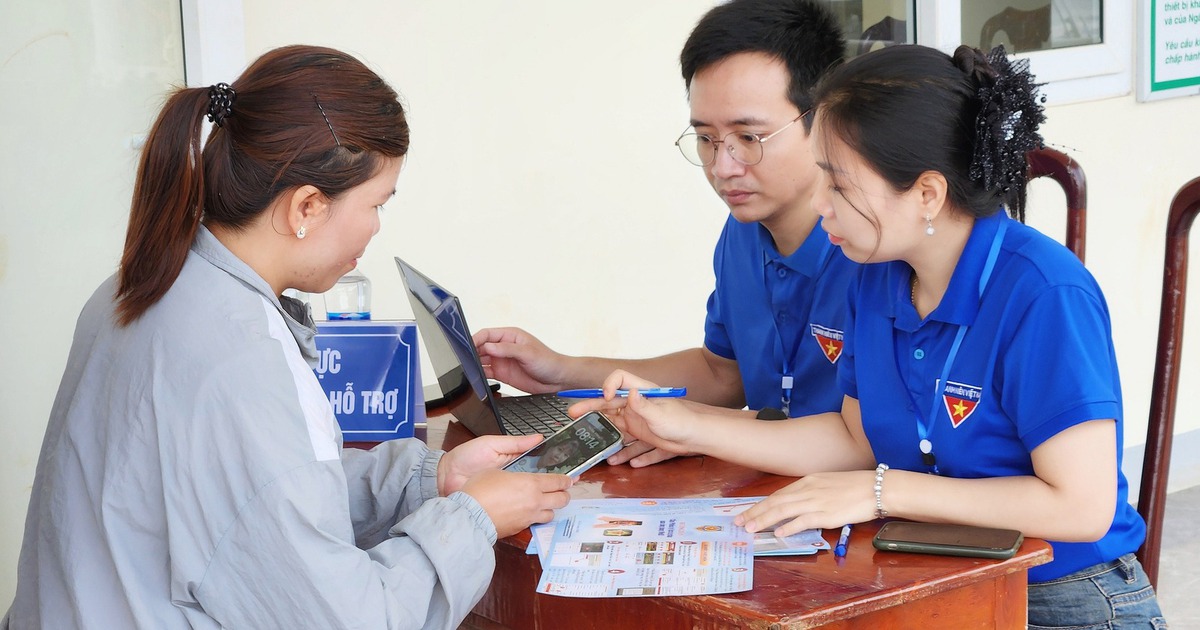 Lớp học tiếng Anh miễn phí và 102 đội hỗ trợ người dân